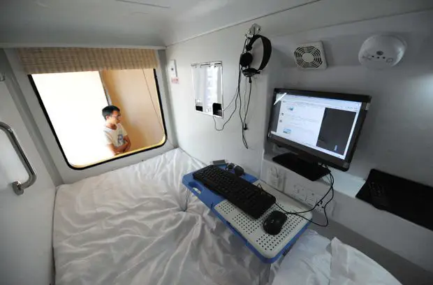 Nonton Anime di Hotel Kapsul? Ini Dia Pilihannya!