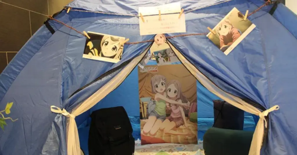 Menikmati Anime di Hotel Kapsul Seorang penggemar anime sedang menonton anime di dalam hotel kapsul dengan nyaman.