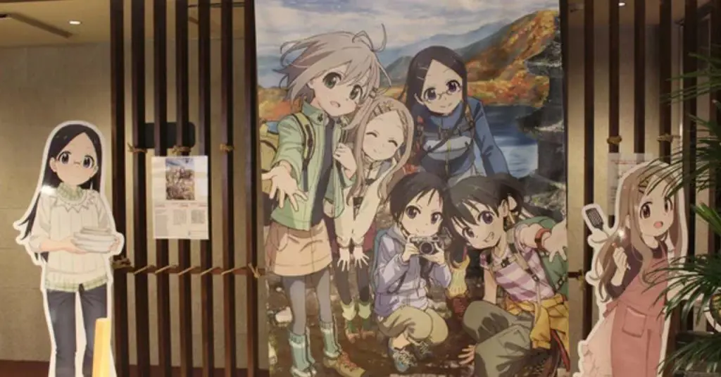Sensasi Nonton Anime di Hotel Kapsul Foto seseorang yang sedang menonton anime di dalam hotel kapsul sambil menikmati makanan ringan.