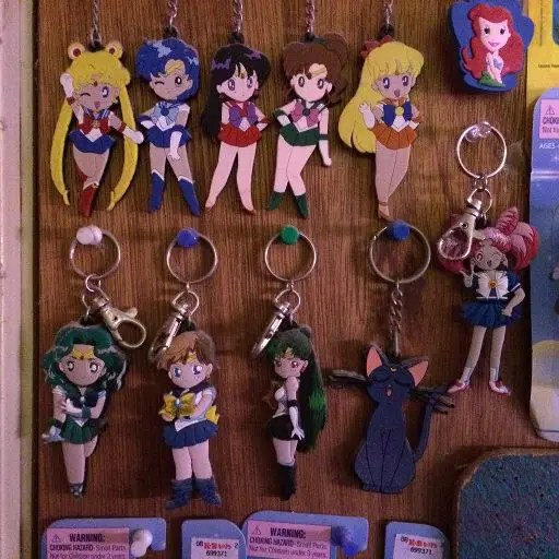 Aneka Merchandise Anime Koleksi merchandise anime yang dipajang di hotel kapsul