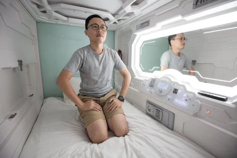 Menikmati Hiburan di Hotel Kapsul Seseorang sedang menonton anime di dalam hotel kapsul