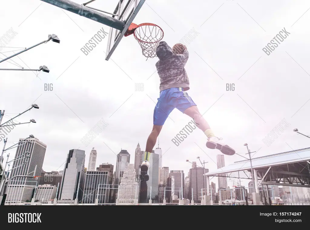 Suasana pertandingan basket yang menegangkan dalam Slam Dunk Gambar lapangan basket dalam anime Slam Dunk