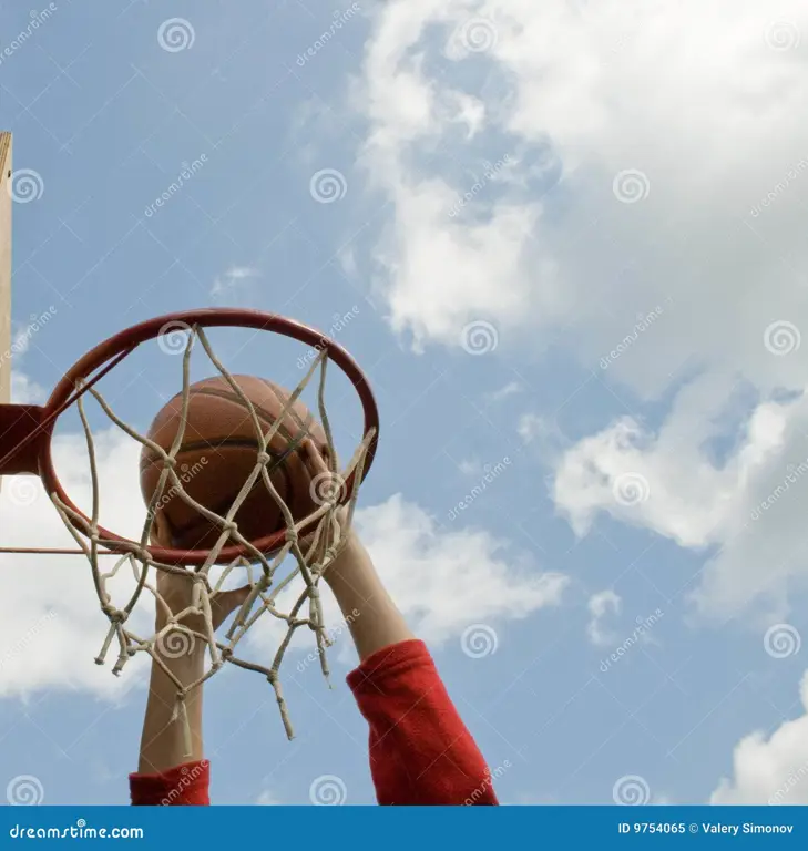 Adegan pertandingan basket yang penuh aksi dalam Slam Dunk Gambar pertandingan basket yang seru dan menegangkan dalam anime Slam Dunk
