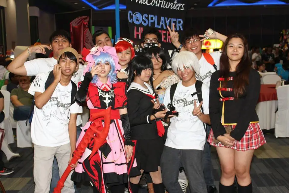 Pengalaman Menonton Anime yang Nyaman Gambar orang menonton anime dengan nyaman di rumah