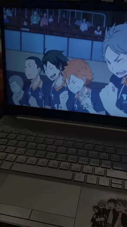 Seseorang sedang asyik menonton anime di laptop Menonton anime di laptop