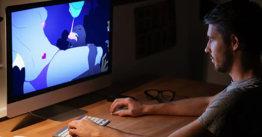 Menikmati anime dengan nyaman Seseorang menonton anime di laptop