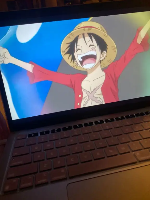 Menonton Anime dengan Mudah dan Nyaman Gambar karakter anime menonton anime di laptop