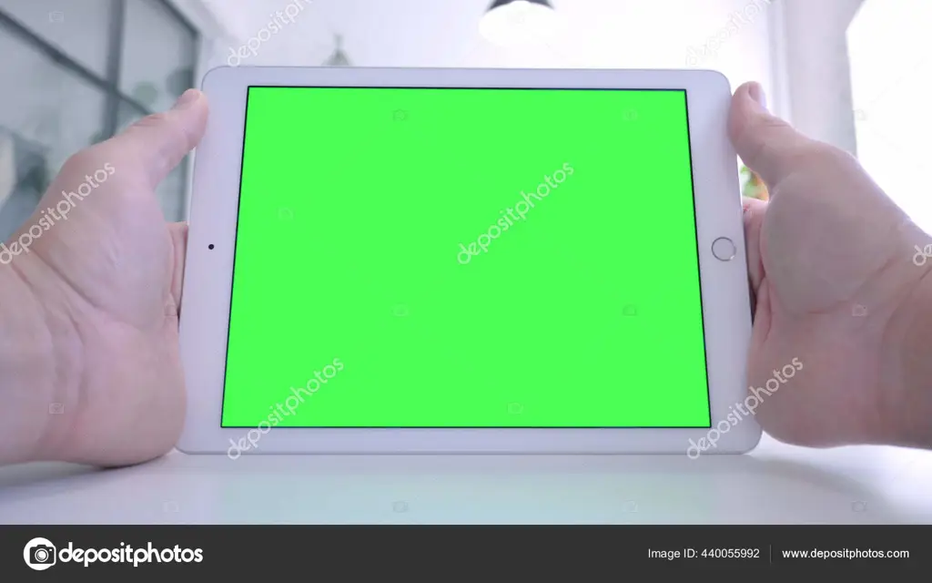 Nikmati anime di mana saja Seseorang menonton anime di tablet