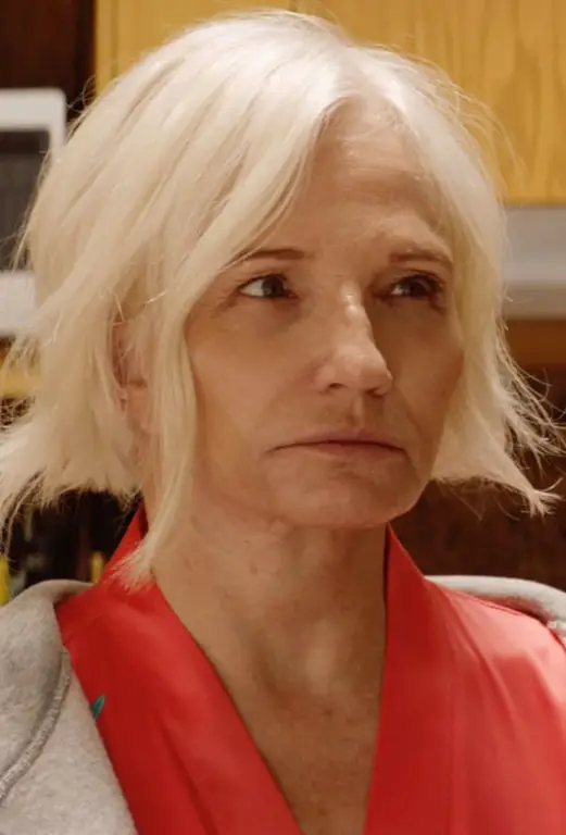 Karakter Smurf yang diperankan oleh Ellen Barkin Karakter Smurf dalam serial Animal Kingdom