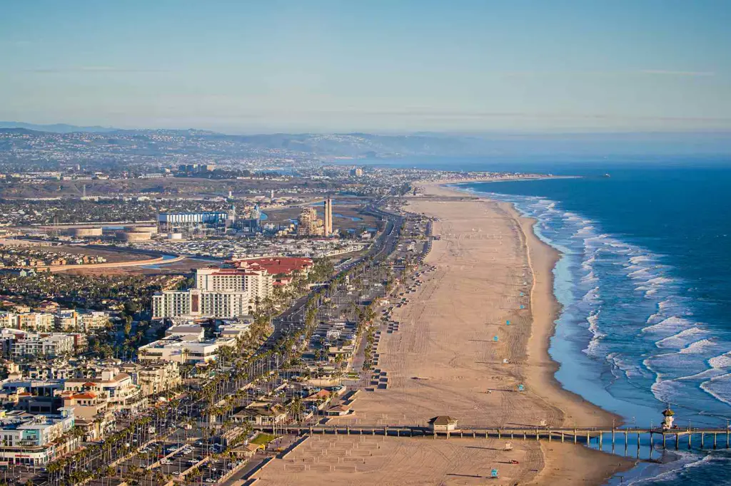 Keindahan Pantai Southern California Pemandangan pantai di Southern California, latar tempat serial Animal Kingdom.