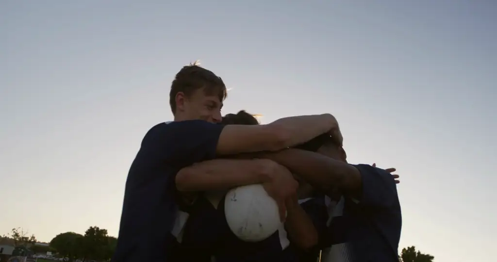 Momen Kemenangan yang Menggetarkan di All Out!! Season 2 Para pemain rugby sedang merayakan kemenangan
