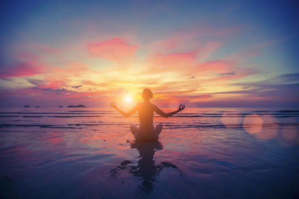 Momen Meditasi dalam Anime Suasana tenang dalam sebuah adegan anime yang menampilkan meditasi