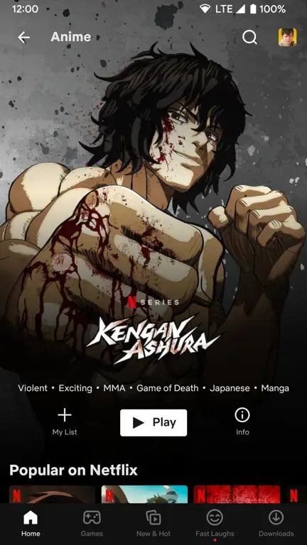 Menikmati Anime di Android TV Gambar seseorang yang menikmati menonton anime di Android TV