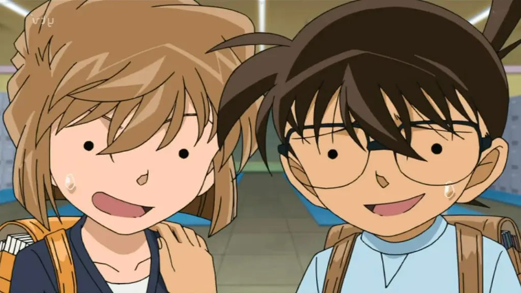 Menikmati Detective Conan di rumah Gambar seseorang menonton Detective Conan di laptop