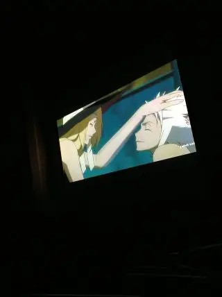 Menikmati Anime di Layar Besar Seseorang menonton anime di android tv