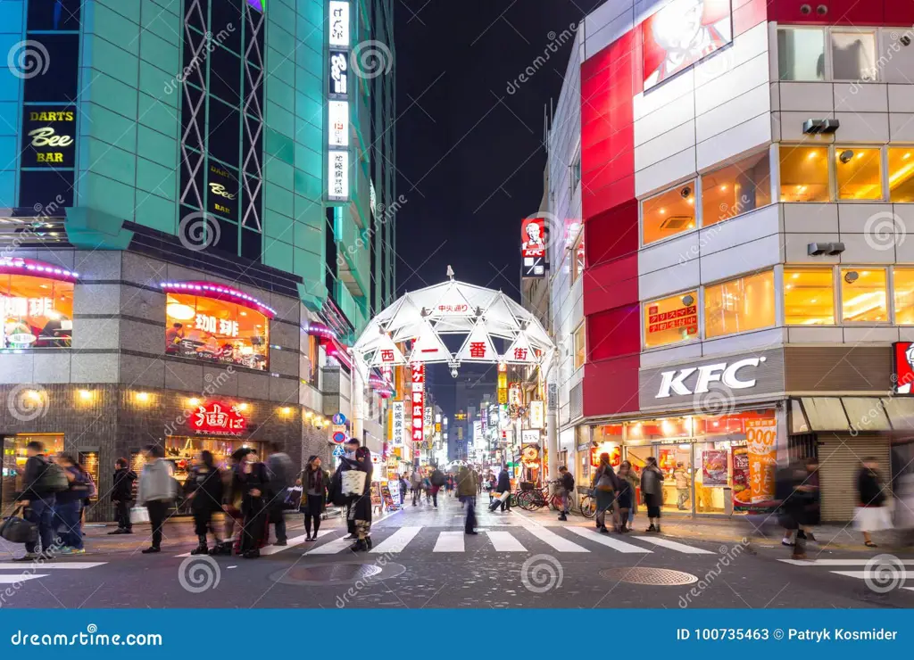 Suasana Malam Hari di Ikebukuro Pemandangan kota Ikebukuro di malam hari