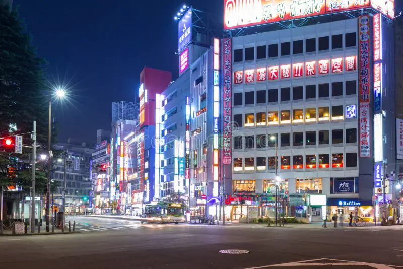 Suasana malam hari di Ikebukuro yang menjadi latar utama anime Durarara!! Pemandangan malam hari di Ikebukuro