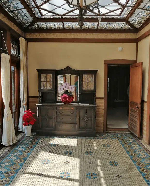 Keindahan arsitektur tradisional Jepang yang ditampilkan dalam anime Interior Ryokan yang indah dan tradisional