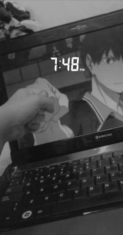 Menikmati anime di laptop Seseorang menonton anime di laptop