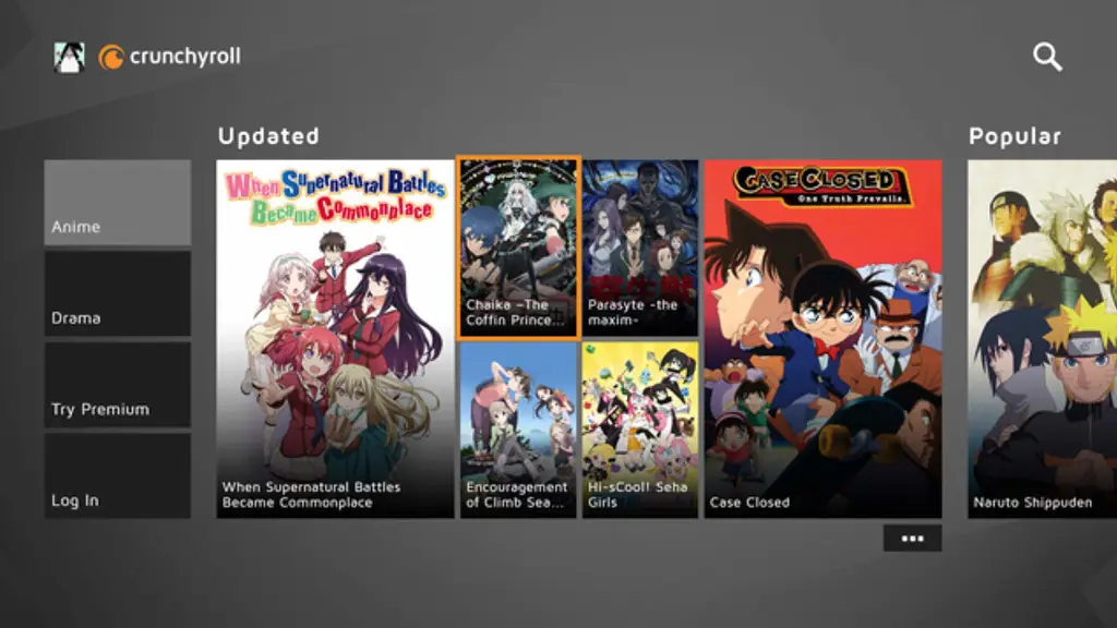 Cara Menikmati Nonton Anime Seseorang sedang menonton anime di rumah dengan nyaman