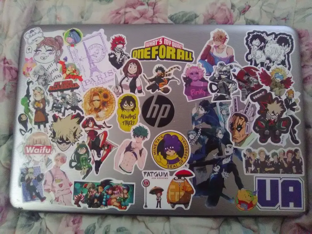 Menikmati Anime Sub Indo Kualitas 240p Gambar seseorang menonton anime di laptop