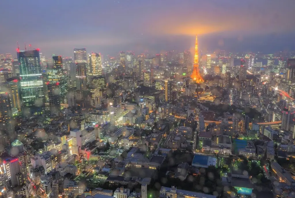 Suasana kota Tokyo yang dramatis Pemandangan kota Tokyo yang hujan dalam film Tenki no Ko