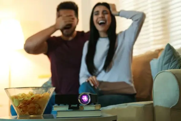 Menonton film di rumah dengan nyaman Menonton film di rumah