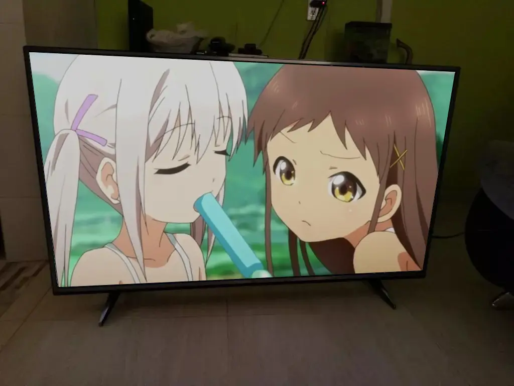 Menonton Anime Secara Online Gambar seseorang menonton anime di laptop
